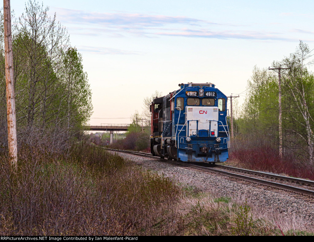 CN 4912 trails on train 559 at Joseph-Paradis road